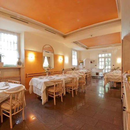 Hotel Cles Szálloda